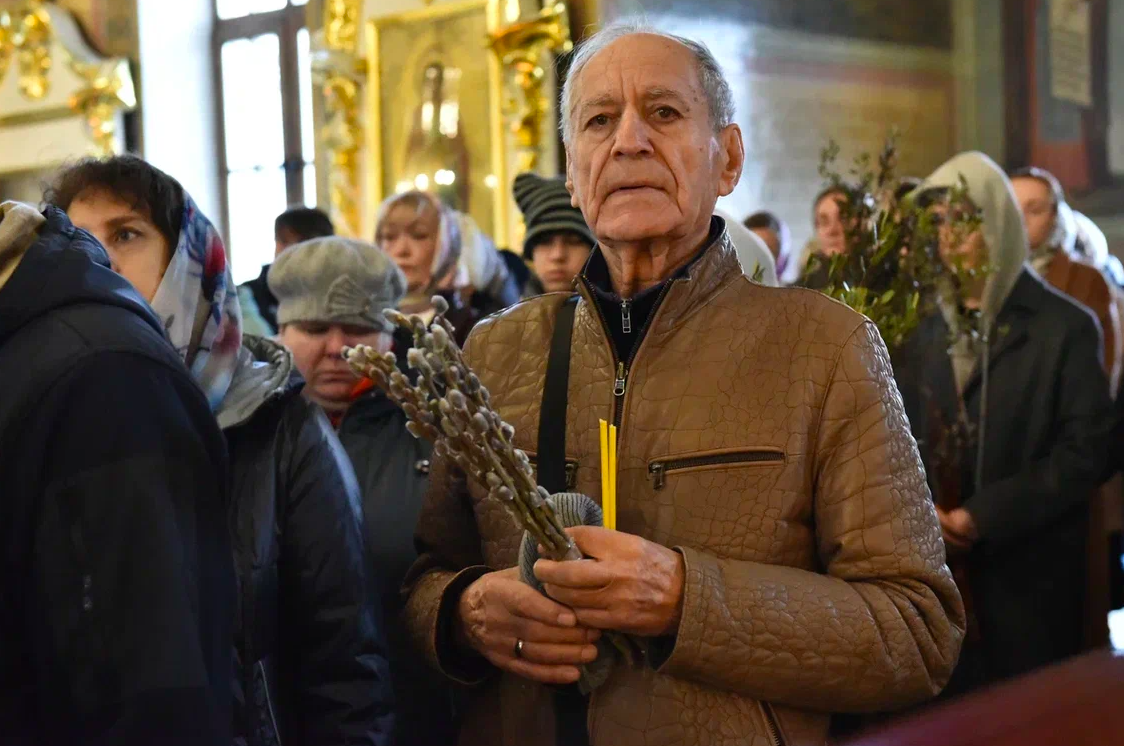 Фото Вербное воскресенье в Новосибирске: сотни горожан собрались на службу в Вознесенском соборе 7